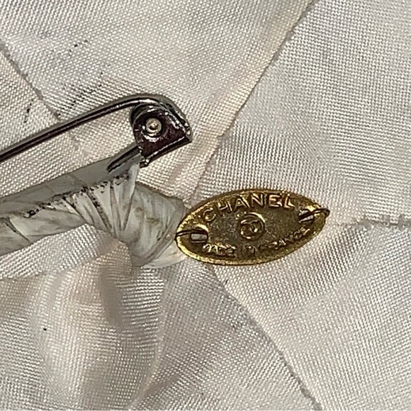 CHANEL hand wrapped white silk CAMELIA BLOSSEM pin back BROOCH - Picture 4 of 8